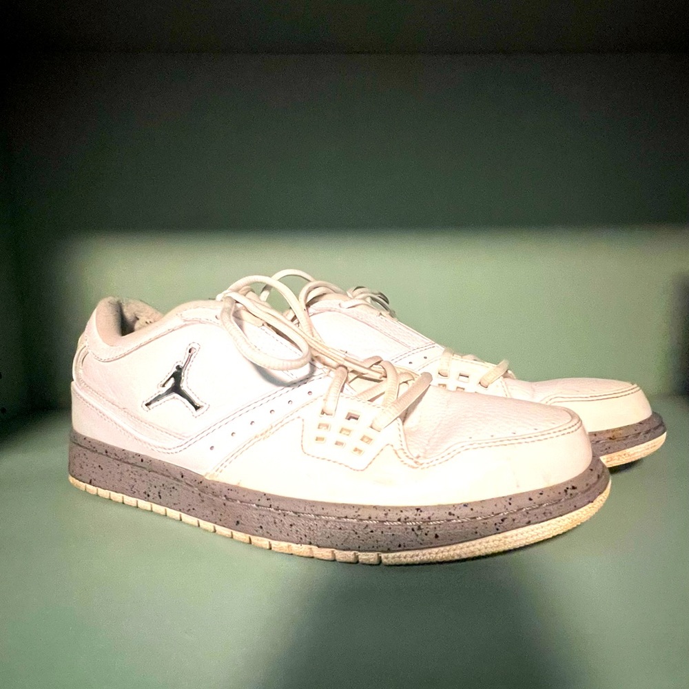 Men’s Size 10 Jordan 23 Low Top Silver White